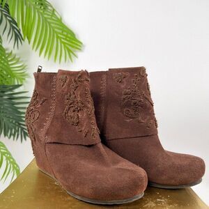 Vintage Brown Suede Boho Coastal Cowgirl Cottage Embroidered Wedge Booties / 7.5